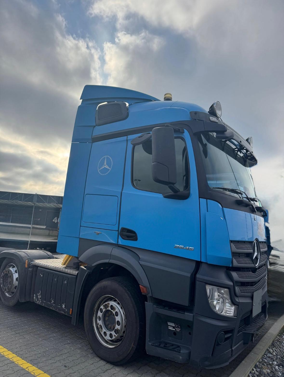 Mercedes Actros 2545